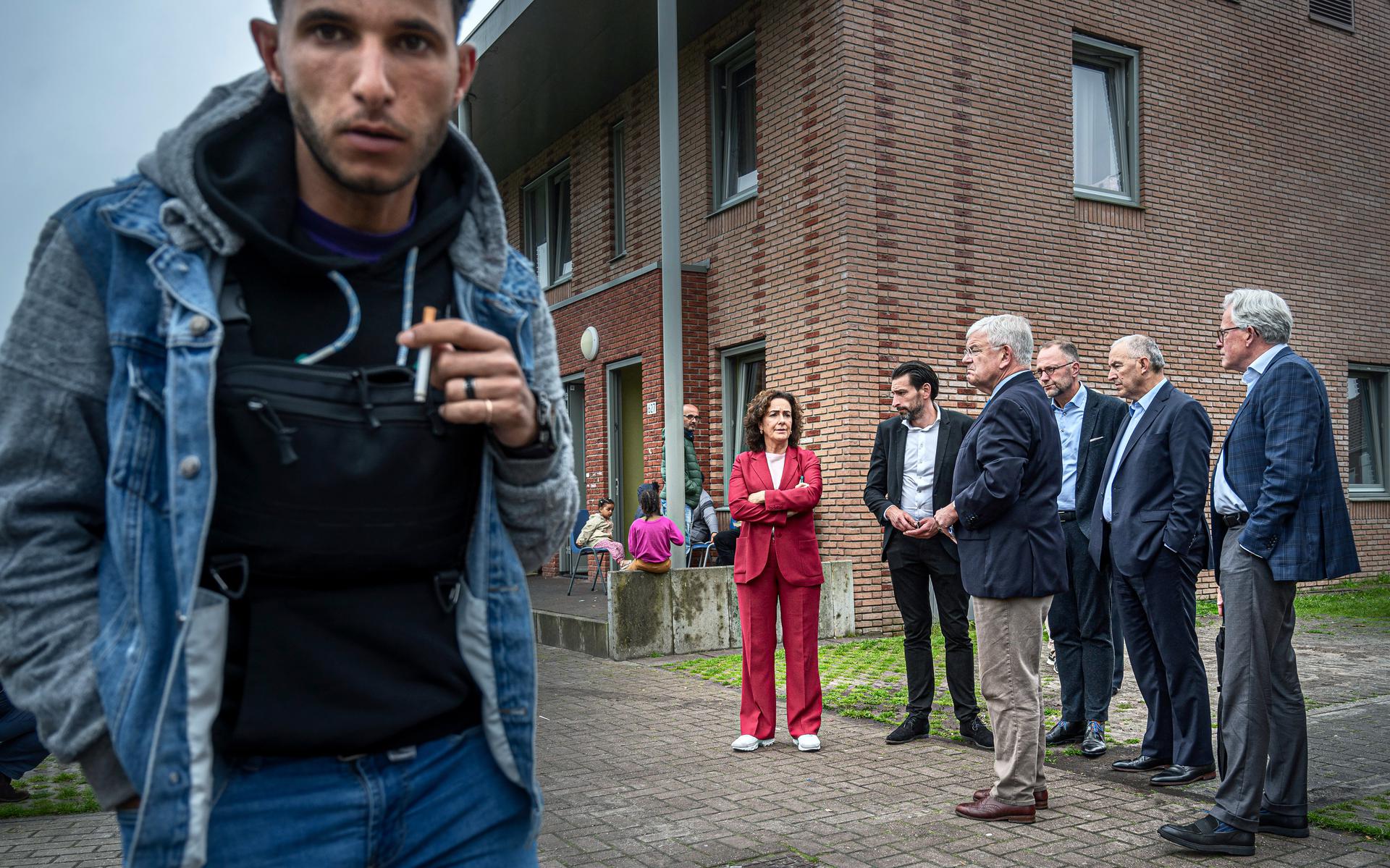 Burgemeesters Grote Steden Bezoeken COA-locatie Ter Apel: 'Dit Is Een ...